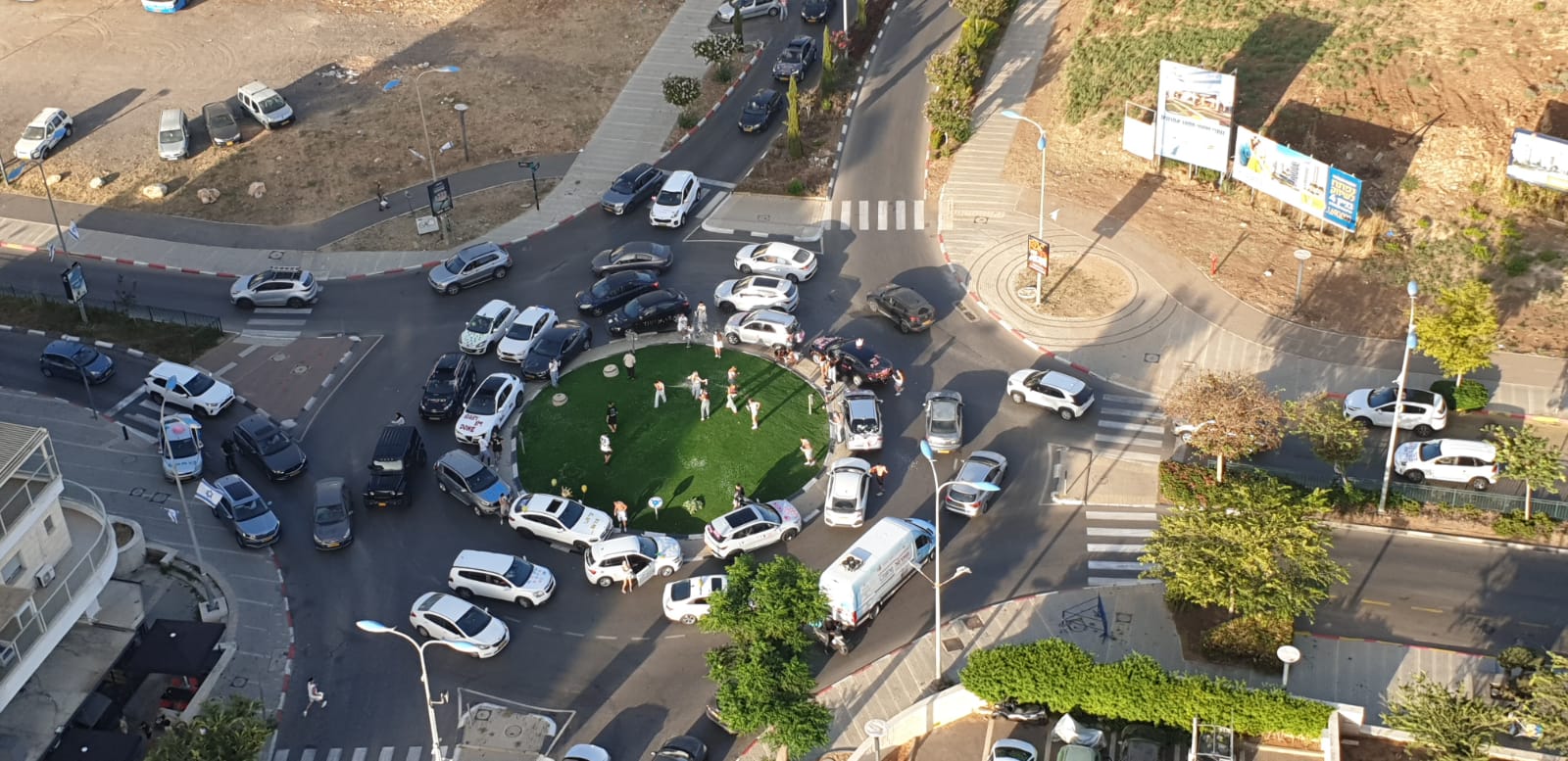 לא חינוכי: עשרות תלמידי כיתה י"ב מפריעים לתנועה בחגיגות "רונדו" לסיום שנת הלימודים